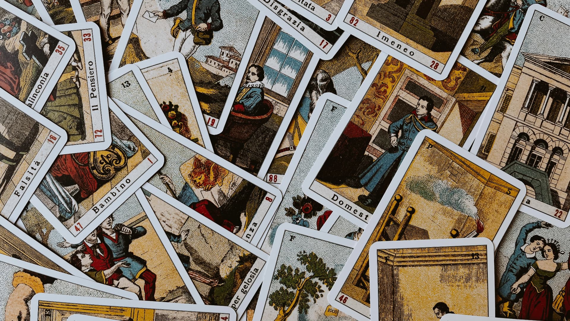 Cartas da Vera Sibilla Italiana espalhadas sobre a mesa